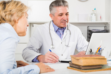 Obraz premium Professor of medicine training colleague