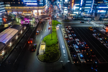 夜間のタクシーステーションの様子, A Taxi Stand and Many Taxies at Night