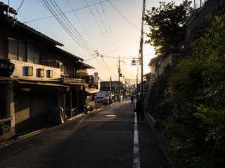 Fototapeta na wymiar Strada di Kyoto con cavi elettrici in vista