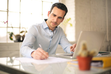 Obraz premium Businessman working on a new project in his office
