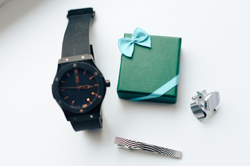 groom's accessories lying on a dark surface, wedding flatlay 1
