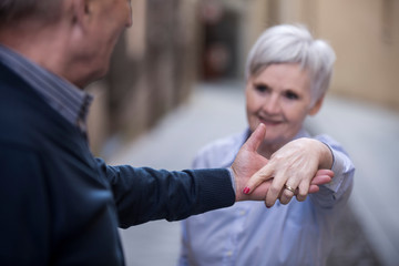 2 anziani si scambiano la fede come promessa di matrimonio