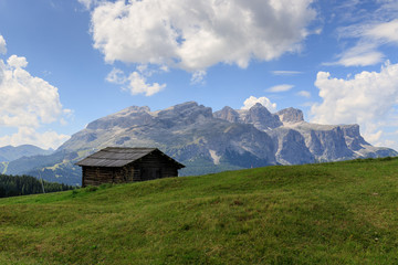 Fototapeta na wymiar baita in val Badia, Dolomiti