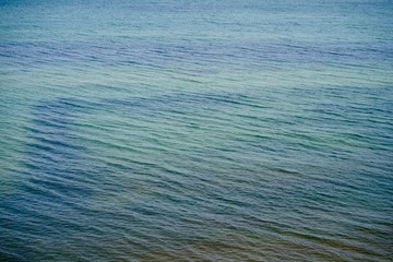 Glatte Meeresfläche im Sonnenlicht