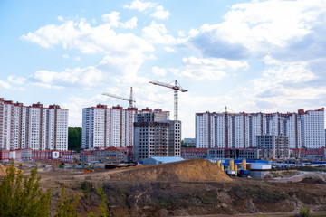 Obraz premium Construction of a new multi-storey building on the river Bank
