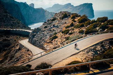 Rolgordijnen Triatleet mannen fietsen racefiets in de zomerdag. Prachtige natuur op de achtergrond. Mallorca, Mallorca, Spanje © kovop58