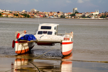 Catamarã ancorado no cais da Ponta D'areia em São Luis,MA