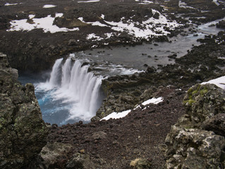 Blick auf den Flusslauf vom Thjofafoss Wasserfall