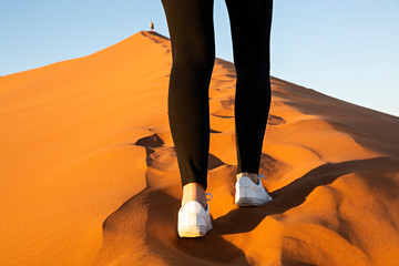 Mujer subiendo duna 45 en desierto de Sususvlei- Namibia