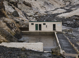 Becken vom Seljavallalaug Schwimmbad ohne Wasser