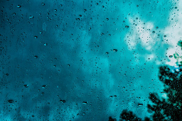 Gotas de lluvia encima del cristal
