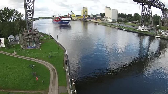 Luftaufnahme Hochbr&uuml;cke und Schwebef&auml;hre Rendsburg mit Schiff