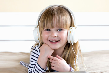 Naklejka premium Portrait of little girl with headphones