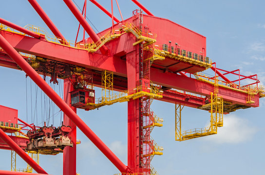 The port crane