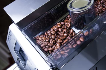 Papier Peint photo autocollant Bar a café Grains de café dans la machine à café se bouchent