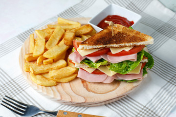 Vegetable sandwich with ham and cheese