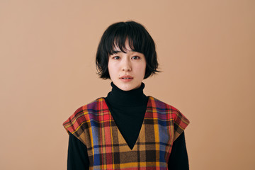 チェックのワンピースの若い女性
