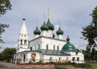 Fototapeta na wymiar Old orthodox church in Yaroslavl, Russia
