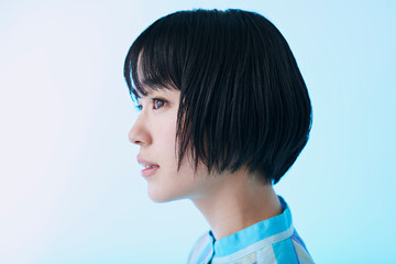 青いワンピースを着た若い女性