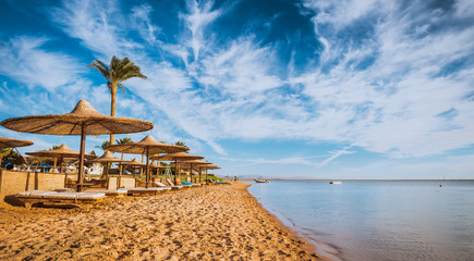 Ontspan onder parasol op het strand van de Rode Zee, Egypte
