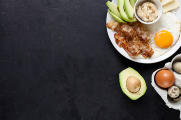 Ketogenic diet: bacon, avocado, hummus, tomato, eggs. Healthy fats.