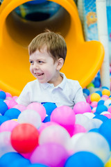 Fototapeta na wymiar little boy with colorful balloons
