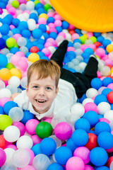 Fototapeta na wymiar little boy with colorful balloons