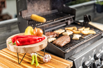 Fototapeta na wymiar Griller befüllt mit Fleisch, Steak und frischem Gemüse