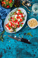 Bruschetta mit Kirschtomate und Mozzarella