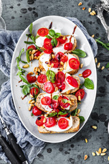 Bruschetta mit Kirschtomate und Mozzarella