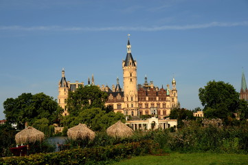 Fototapeta na wymiar Schweriner Schloss mit Schlossgarten