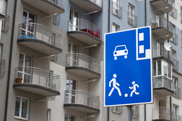 Obraz premium Europian road sign living area on the background of the house. A sign with playing children on the road