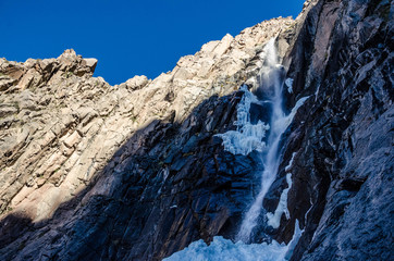 Fototapeta na wymiar Cascada congelada en las montañas