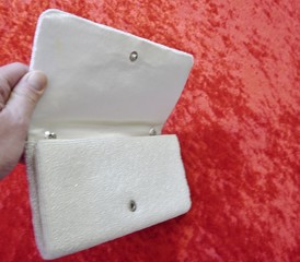 Geöffnete Abendhandtasche