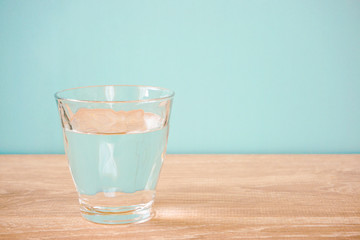 Glass of water on the table.  テーブルの上のグラス一杯の水