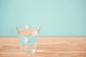 Glass of water on the table.  テーブルの上のグラス一杯の水