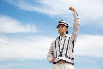 施工管理の新人男性　青空背景