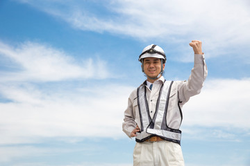 施工管理の新人男性　青空背景