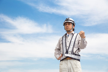 施工管理の新人男性　青空背景