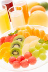 カットフルーツとジュース