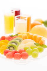 カットフルーツとジュース
