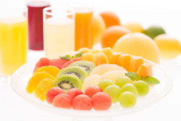 カットフルーツとジュース