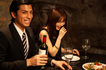 ディナーを楽しむカップル