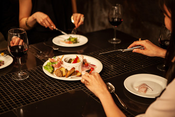 オシャレなレストランでの食事会