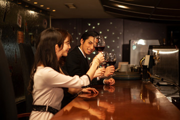 仲良く乾杯をする同窓生