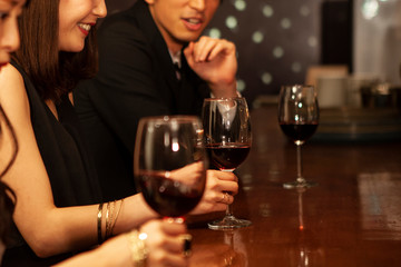 ワインを飲みながら楽しく会話する男女