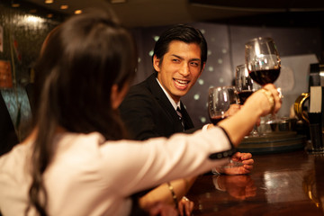ワインを飲みながら楽しく会話する男女
