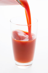 グラスに注ぐトマトジュース