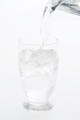 グラスに注ぐ水