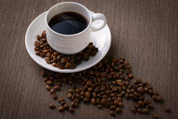 ホットコーヒーとコーヒー豆